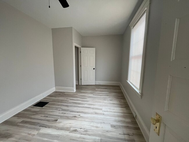 Building Photo - 2 bedroom, plus bonus room!