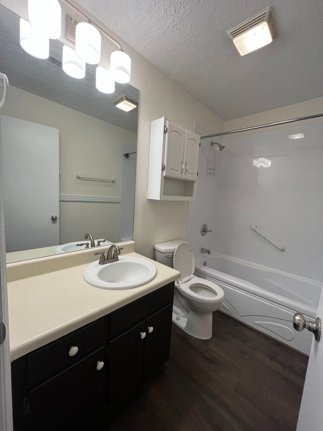 Building Photo - Recently Renovated Hendersonville Condo