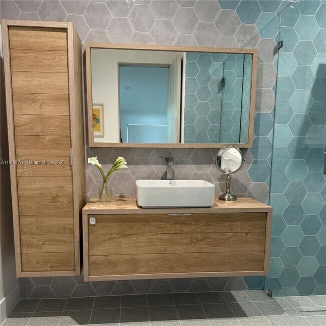 Building Photo - 1345 SW 60th Ct