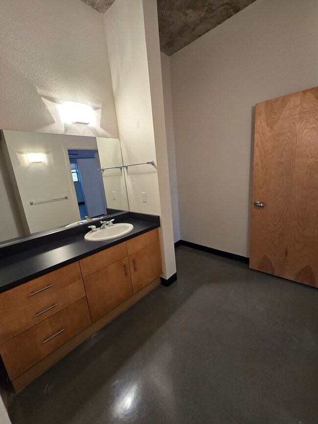 Building Photo - Beautiful 2BR , 2BA 2nd floor loft in East...