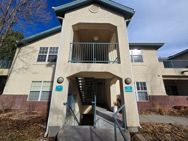 Building Photo - Fresh 2 bedroom, 2 bathroom condo located in Meadows on the Parkway in the heart of Boulder.