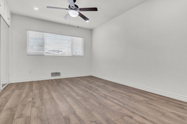 Building Photo - 1621 W 122nd St