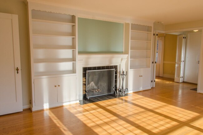 Building Photo - 2bd/1ba Seattle Home