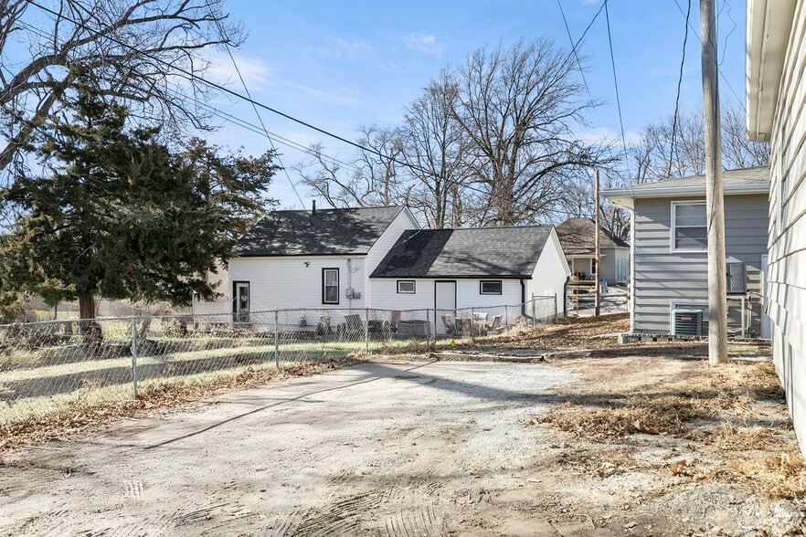 Building Photo - 336 S 5th St