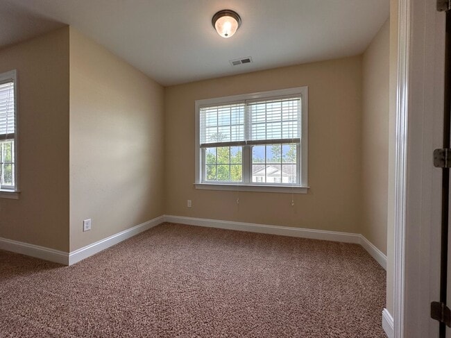 Building Photo - Perfect on Pineflat!