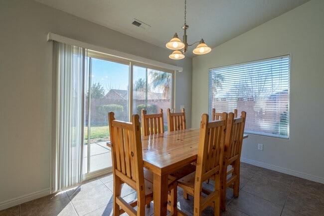 Building Photo - Beautiful 3 Bedroom Home Near Snow Canyon Parkway