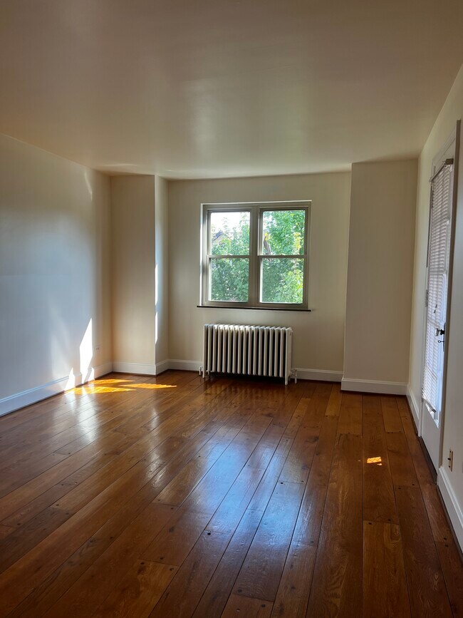 Living Room - 4912 Relleum Avenue