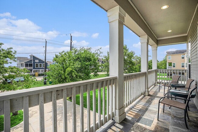 Building Photo - 1333 N Meyer Ave