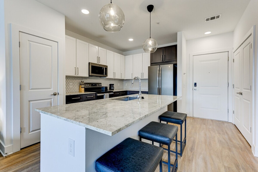 Building Photo - 975 Memorial Dr SE