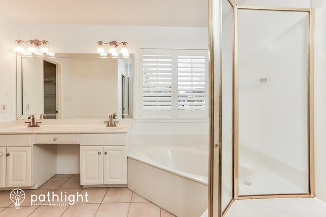 Building Photo - 903 Wellesley Pl Dr