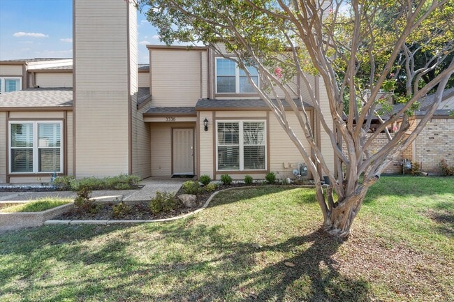 Building Photo - Updated Amazing Townhome