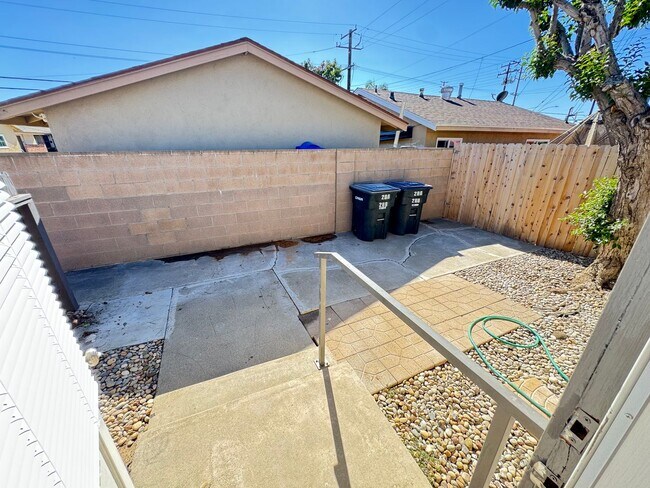 Building Photo - Charming 1 Bedroom unit, completely remode...