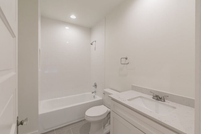 Building Photo - PRETTY HOME NORTH OF THE BRICKS in the CUL...