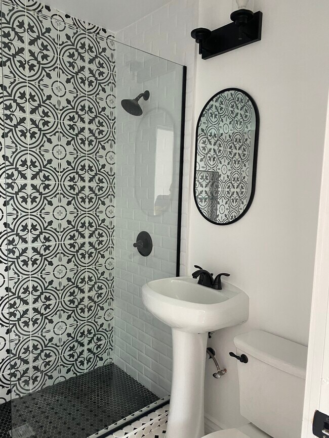 Building Photo - 2825 Moss Ave