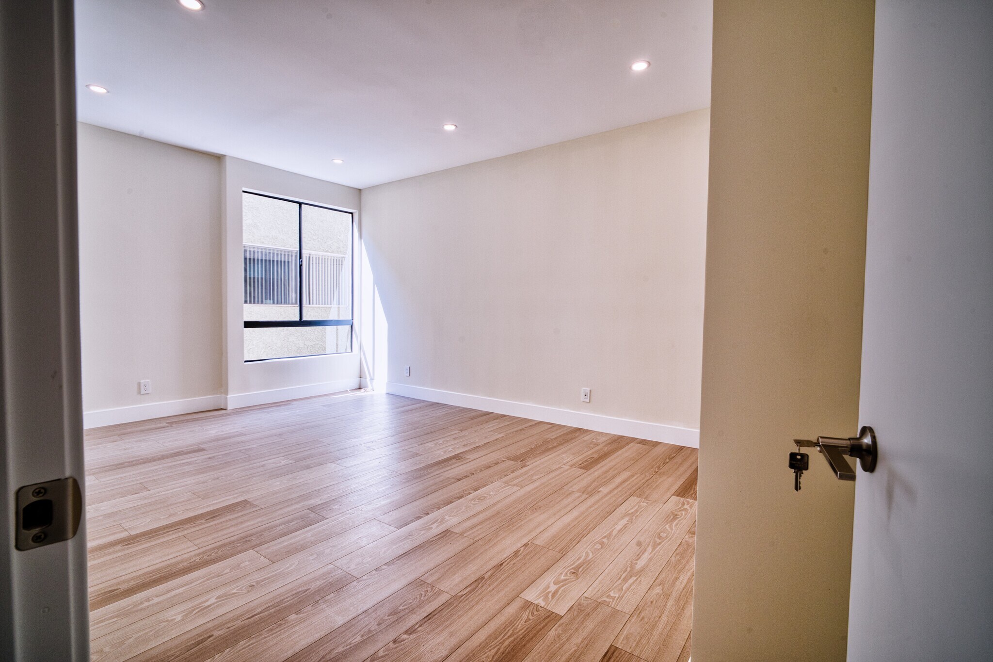 Building Photo - 13920 Moorpark St