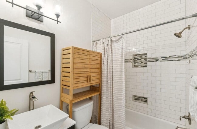 Building Photo - Large Sunny Eckington Three Bed/Three Bath Interior Rowhouse Condo Home