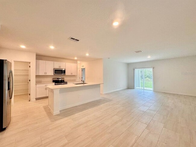 Building Photo - 17554 Pleasantview Blvd