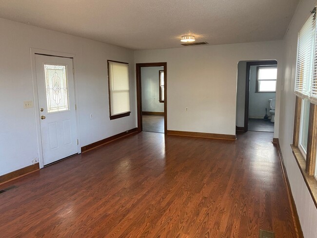 Building Photo - 3bed/1bath house on Homedale Rd.