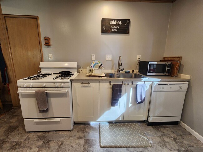 Building Photo - SKI LEASE: Close to Bus Line, Full Kitchen, 2 Living Areas