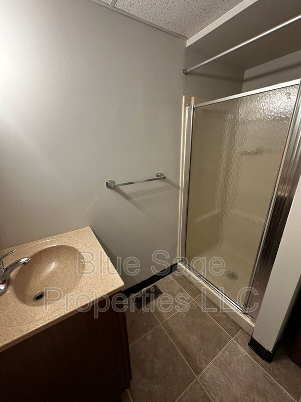 Building Photo - 1301 E 9th St