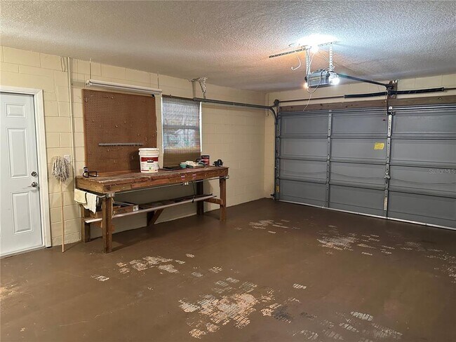 Building Photo - 210 Foxwood Dr