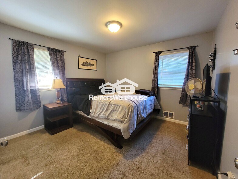Building Photo - 3566 Highwood Dr SW