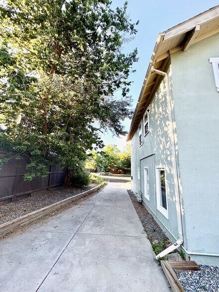 Building Photo - 411 E Plum St