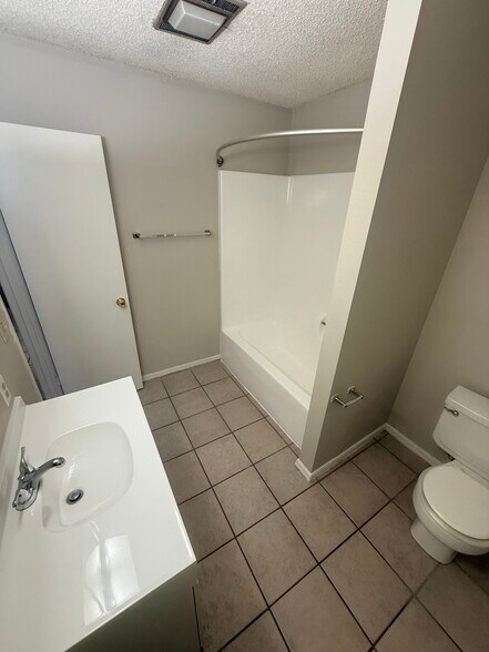 Building Photo - 828 Hardy Springs Cir