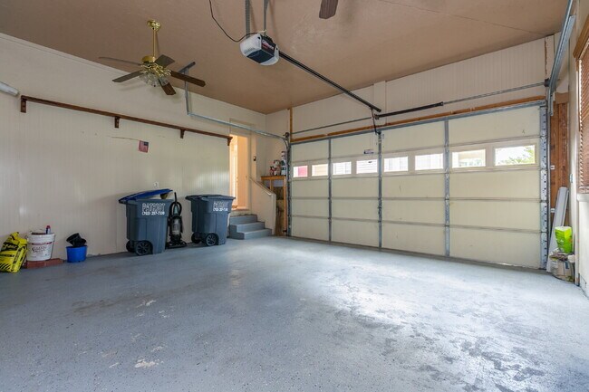 Building Photo - Spacious, Light-Filled Home in the Desirable Broadlands