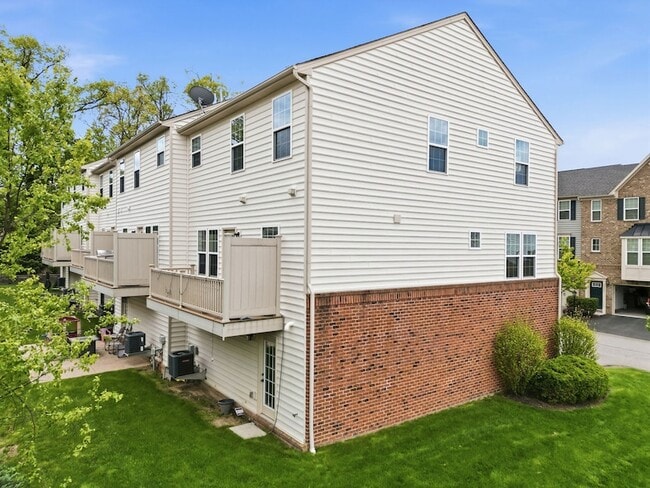Building Photo - 2305 Pointe View Dr