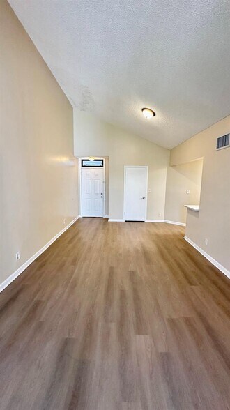 Building Photo - 215 Lake Pointe Dr