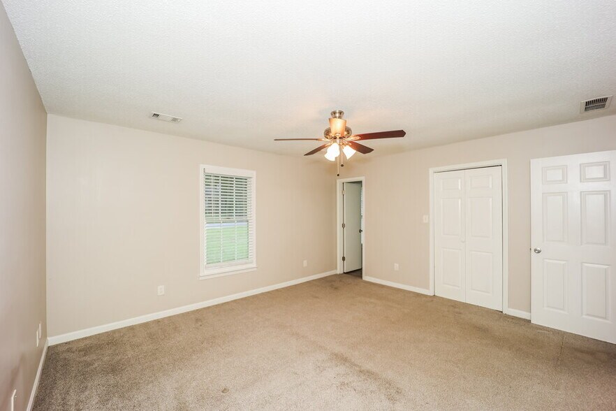 Building Photo - 10916 Clearwater Dr