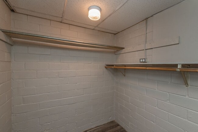 Building Photo - Updated 1 bed/1 bath apartment, great loca...