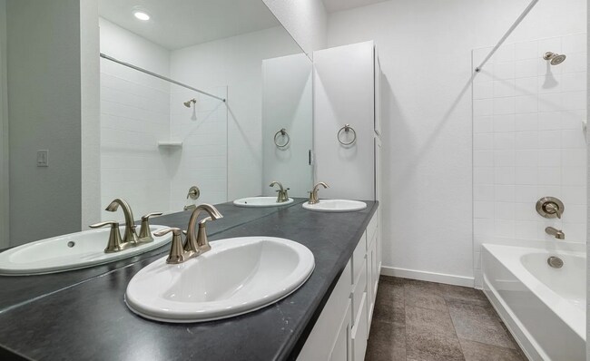 Building Photo - 2 Bedroom Townhome w/ Garage!
