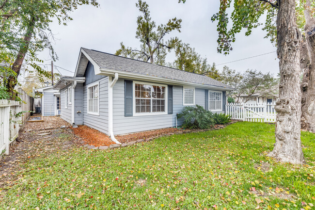 fenced side yard. great for pets - 4035 Oak Ridge St