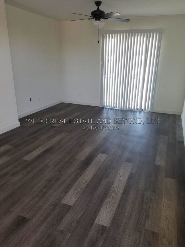 Building Photo - 813 E Siesta Dr