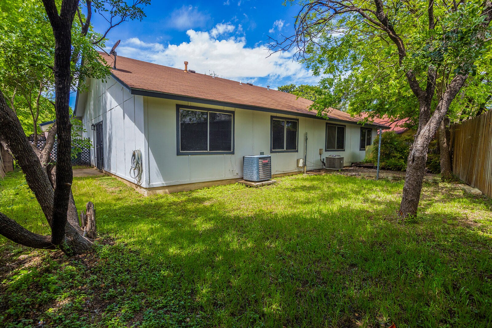 Building Photo - 5275 Meadow Rise St