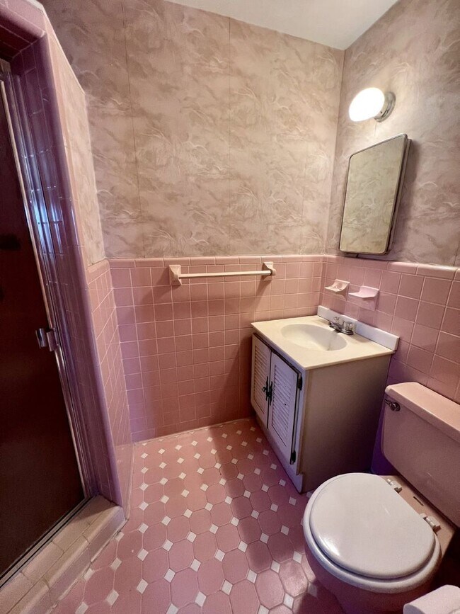 Building Photo - Charming 3-Bed, 2-Bath Spacious Home in Ch...