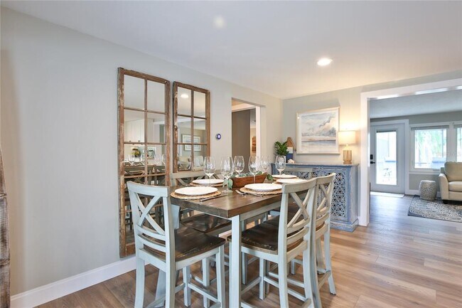 Building Photo - 211 Island Cir