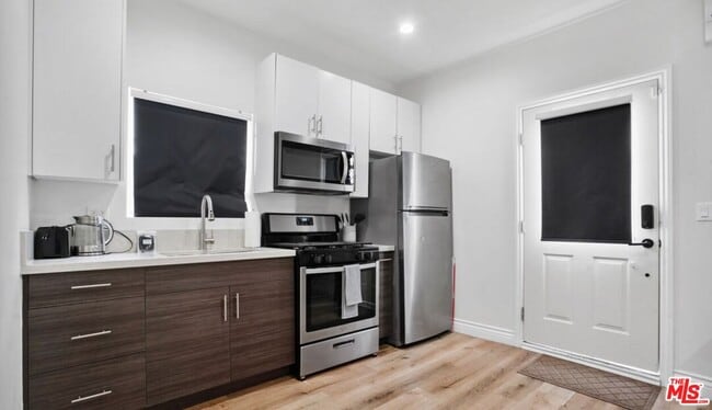 Building Photo - 140 S Gardner St