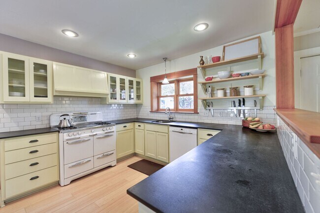 Building Photo - Beautiful Craftsman Bungalow on the edge of the Historic Fort Russell Dristrict