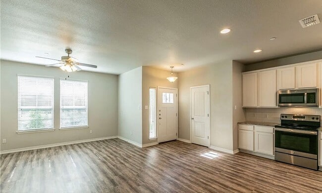 Building Photo - AVAILABLE NOW - Cozy Temple Townhome