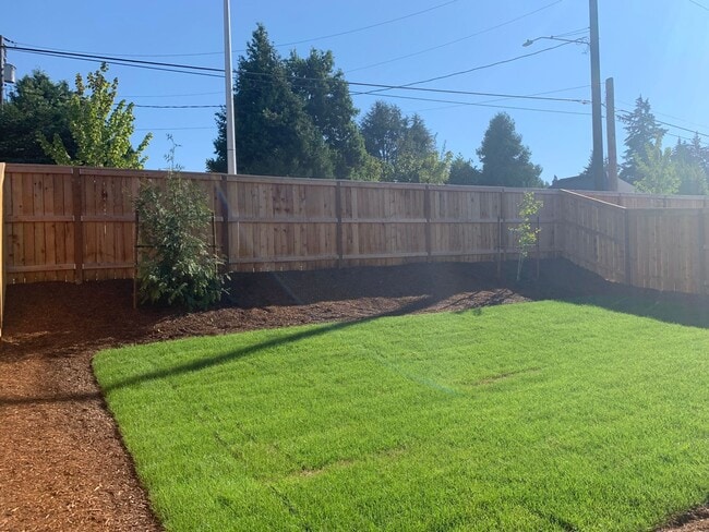 Building Photo - 4 BED/2.5 BATH PLUS A HUGE BONUS ROOM! HIGH END FINISHES! LARGE FENCED BACKYARD !