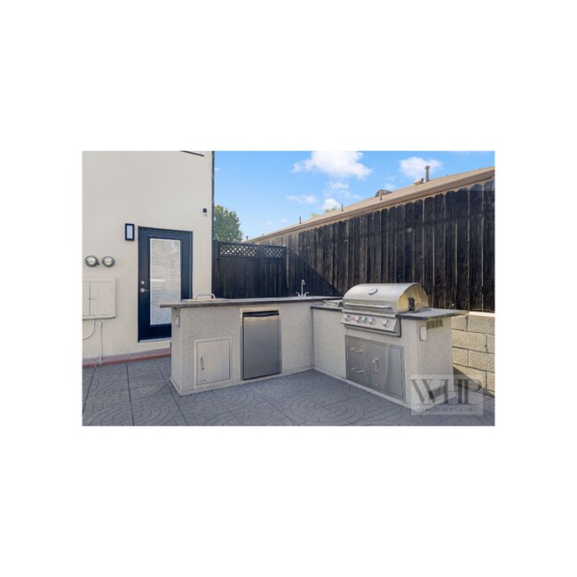 Building Photo - 6258 S Fairfax Ave