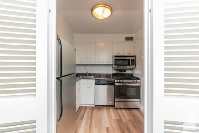 Building Photo - 1 bedroom in Chicago IL 60610