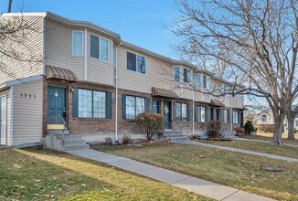 Building Photo - Awesome Rose Park Thouse in quiet community!