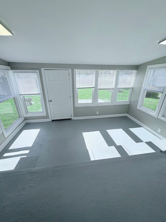 Building Photo - Charming 3BR 1BA Home w/ Sunroom • Stainless Kitchen • Yard w/ Fire Pit in Delaware