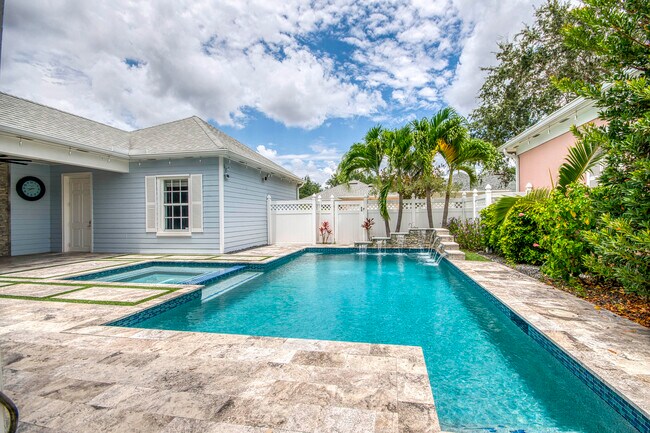 Building Photo - 240 Poinciana Dr