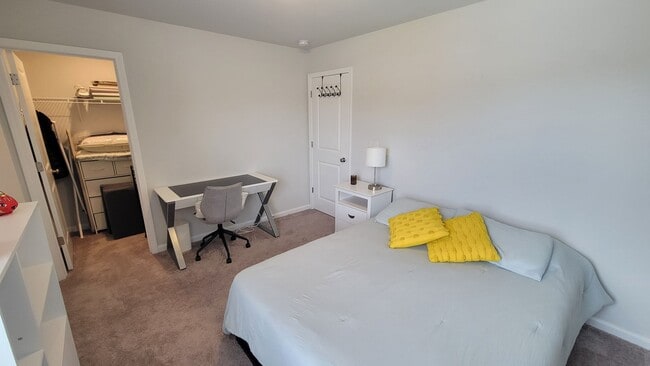 Building Photo - 120 Paddock Glen Dr