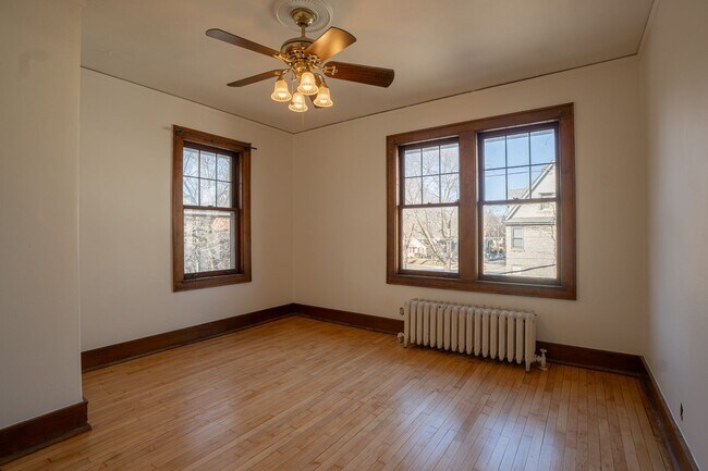 Building Photo - 2222 E Park Pl